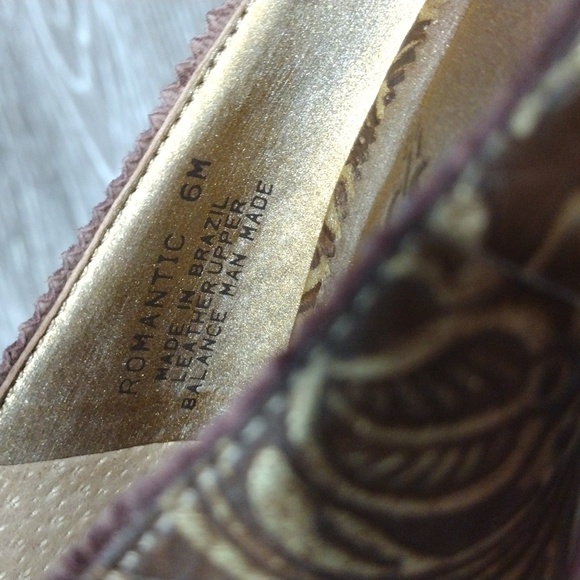 Carlos embossed brown and gold leather heels. Size 6 - Picture 10 of 12